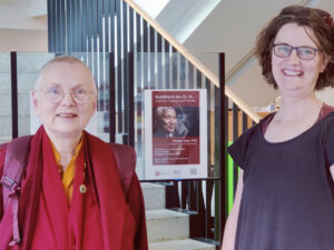 DBU-Vorsitzende Tsunma Konchok Jinpa Chodron und DBU-Rätin Anandi Peggy Martin auf dem Vortrag