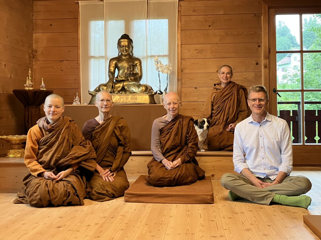 Die Nonnen von der Anenja Vihara und der stellvertretende Vorsitzende der DBU, Dirk Schwindling. sie sitzen im Schneidersitz im Meditationsraum der Anenja Vihara, einem buddhistischen Trainingskloster für Nonnen im Allgäu