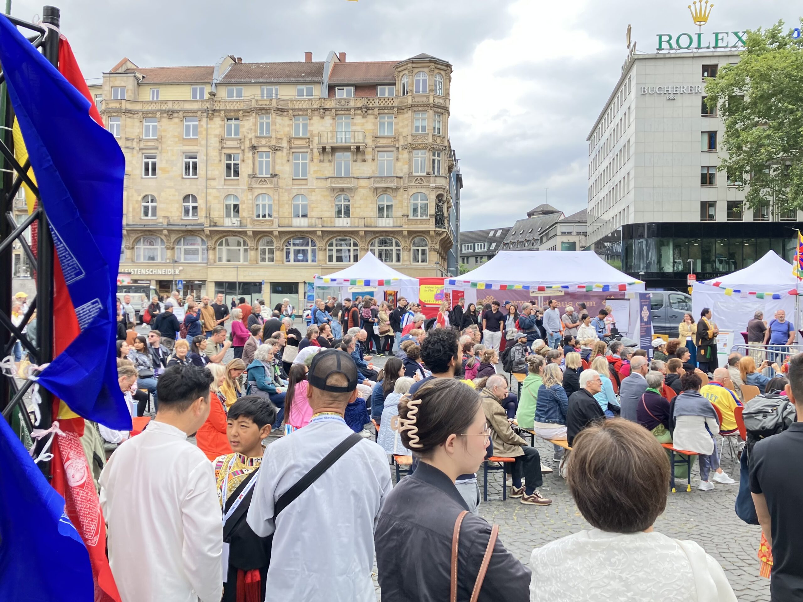 Fest auf dem Großmarkt mit vielen Besucherinnen und Besuchern 