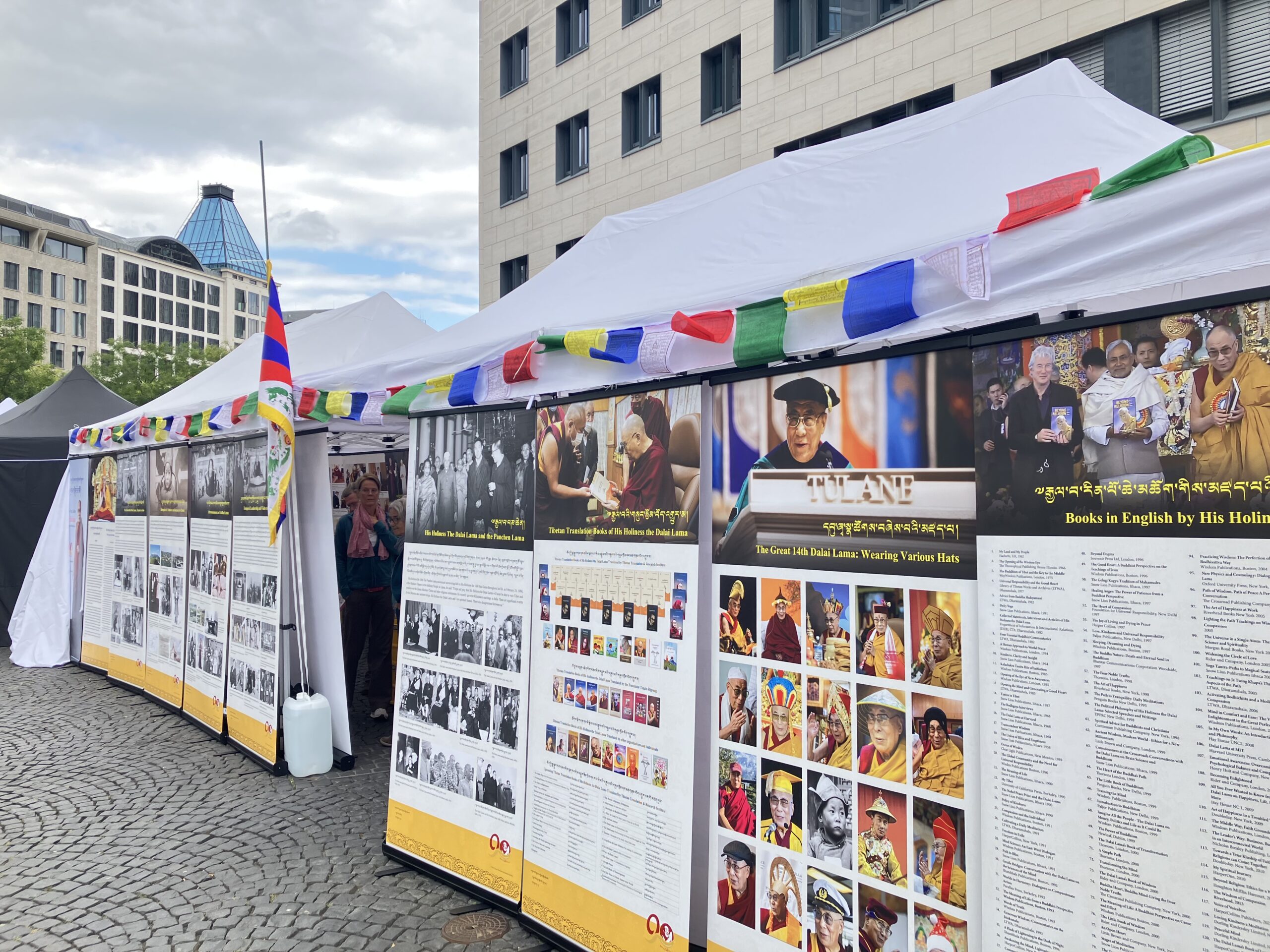 Zelte und Bilderwände auf dem Fest auf dem Frankfurter Großmarkt