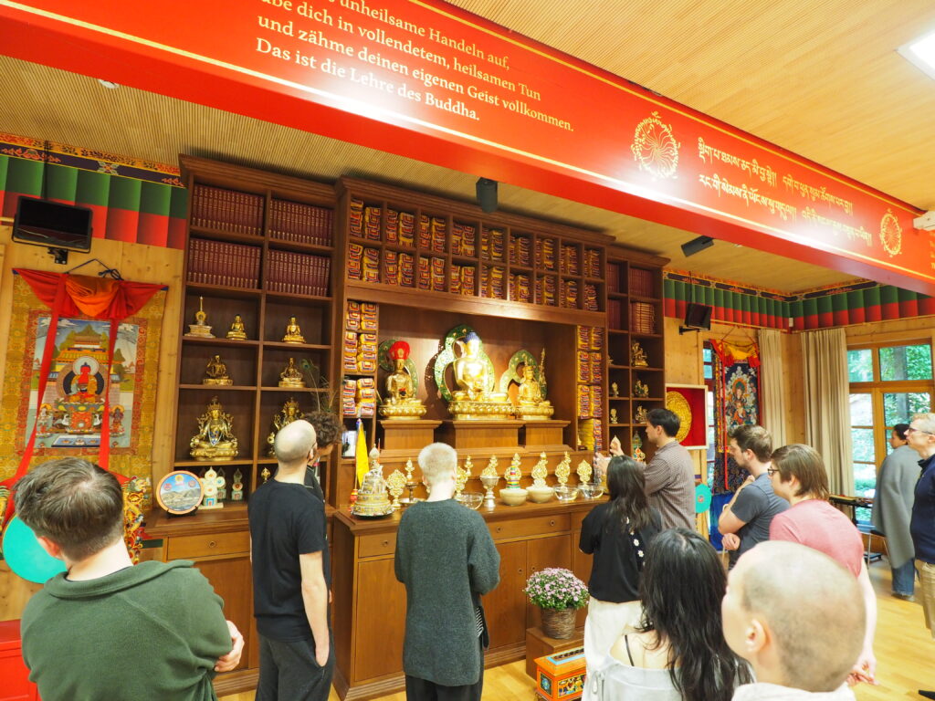 Rundgang im Milarepa Zentrum