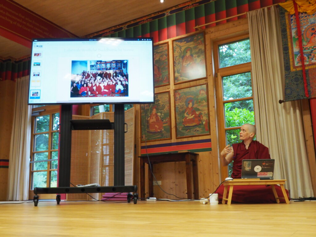 Vortrag von Thubten Jamnap. Zu sehen ist Thubten Jampa und eine Leinwand