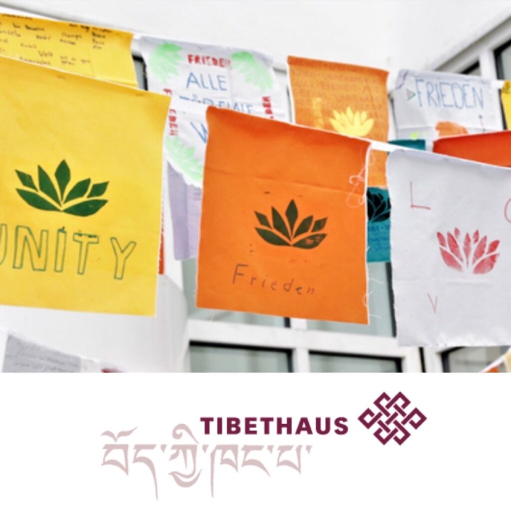 Bunte Fahnen mit Texten "Frieden, Unity, Love"