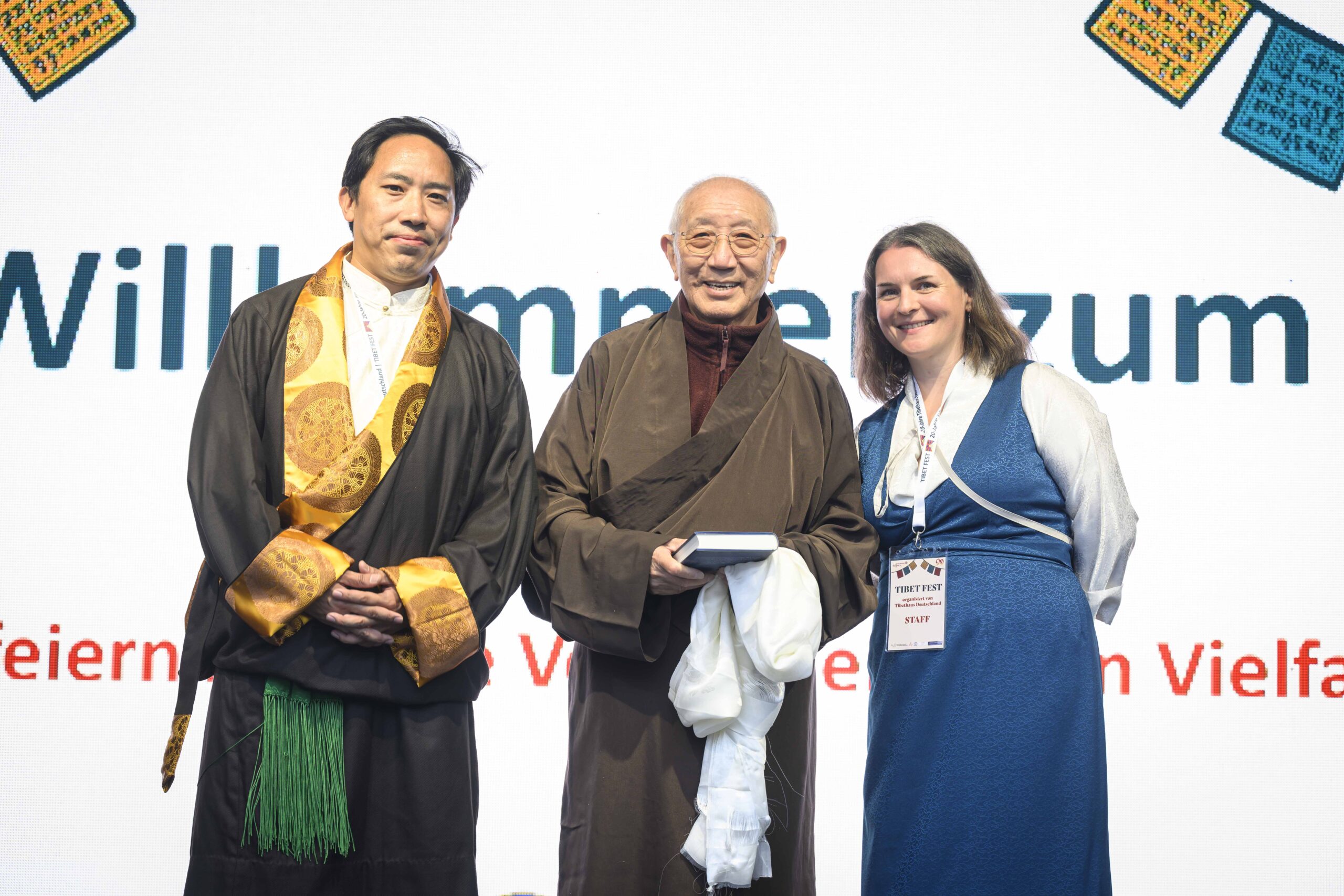 Tibet Fest am 23. August 2025 auf dem Rossmarkt. Tibethaus Vorstände Dr. Pia Stoffels (rechts), Thoesam Rinpoche (links), S. E. Dagyab Rinpoche (Mitte)