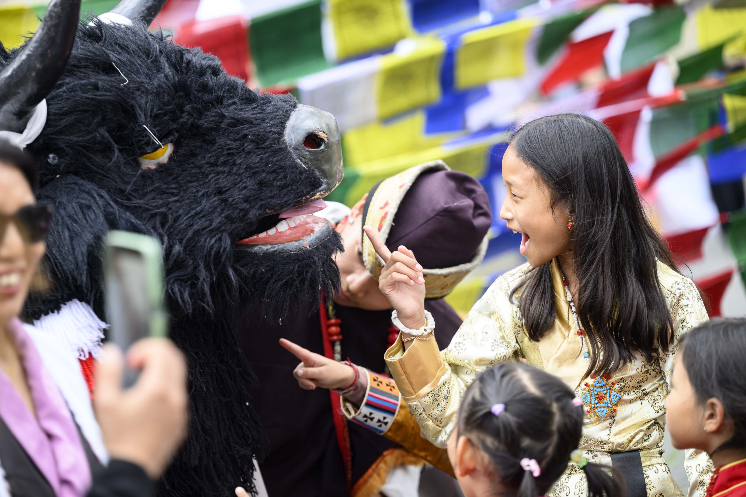 Tibet Fest am 23. August 2025 auf dem Rossmarkt. Kinder mit Yak-Figur