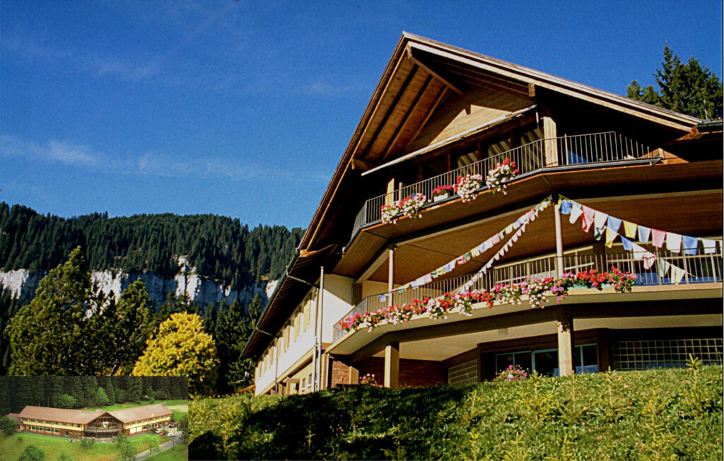 Hausfront des Zentrums im Sommer