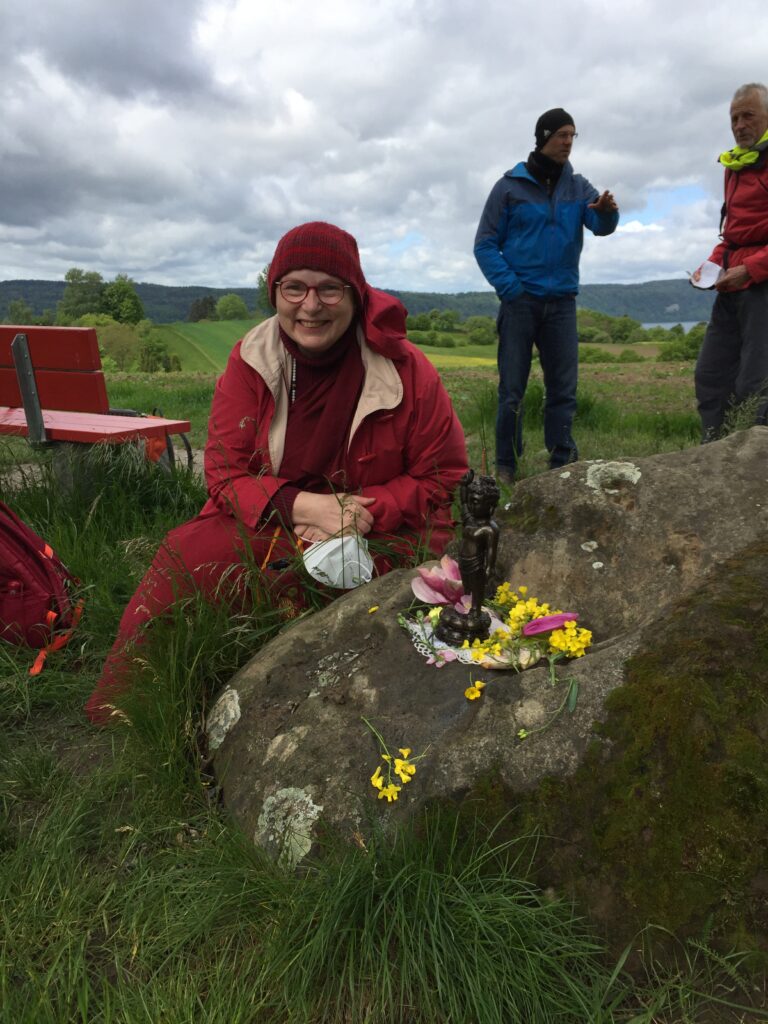 Ehrw. Jinpa Konchok Chodron feiert Vesakh