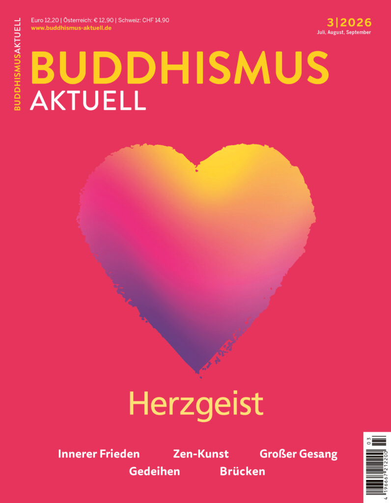 Titelblatt Buddhismus aktuell, Ausgabe 3/2026 mit dem Schwerpunkt Macht. Zentrales grafisches Thema ist ein Herz in, die vorwiegende Farbe ist Rot.
