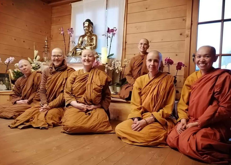 Nach der Samaneri-Ordination am 28. Anenja Vihara. Ayya Phalanyani und 4 frisch ordinierte Samtneres. Januar 2021 im Anenja Vihara