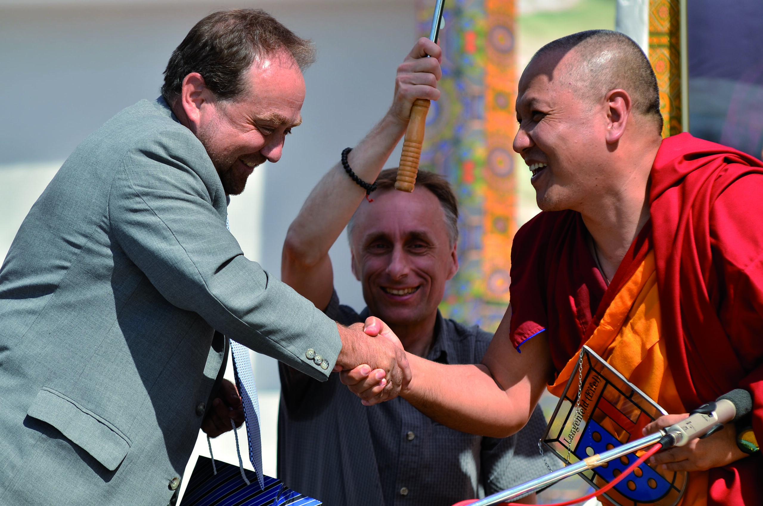 2011, Ortsbürgermeister überreicht das Wappen von Langenfeld