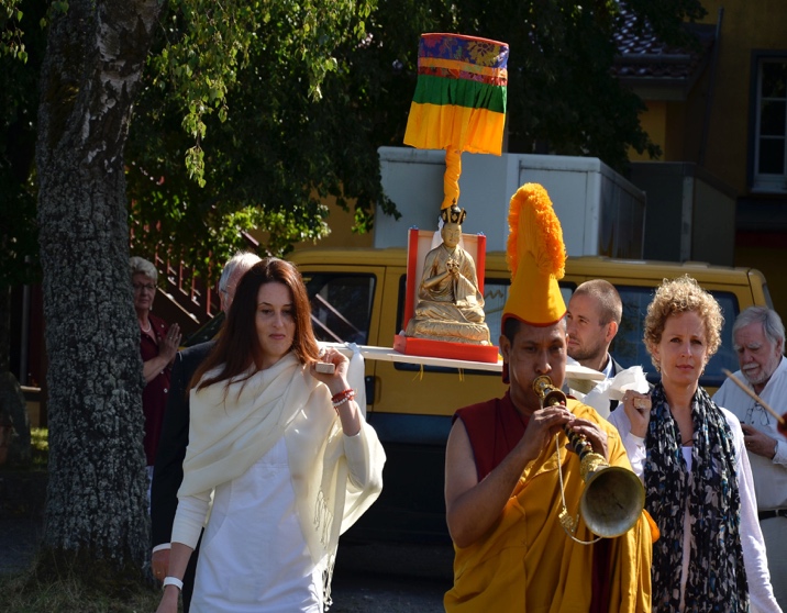 Statue des I. Karmapa, Palden Düsum Khyenpa, zum Stupa getragen